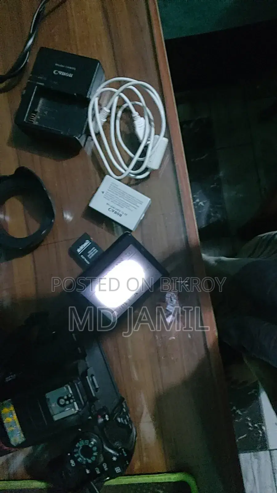 700d DSLR camera, has shadow, but no issues with photos or videos