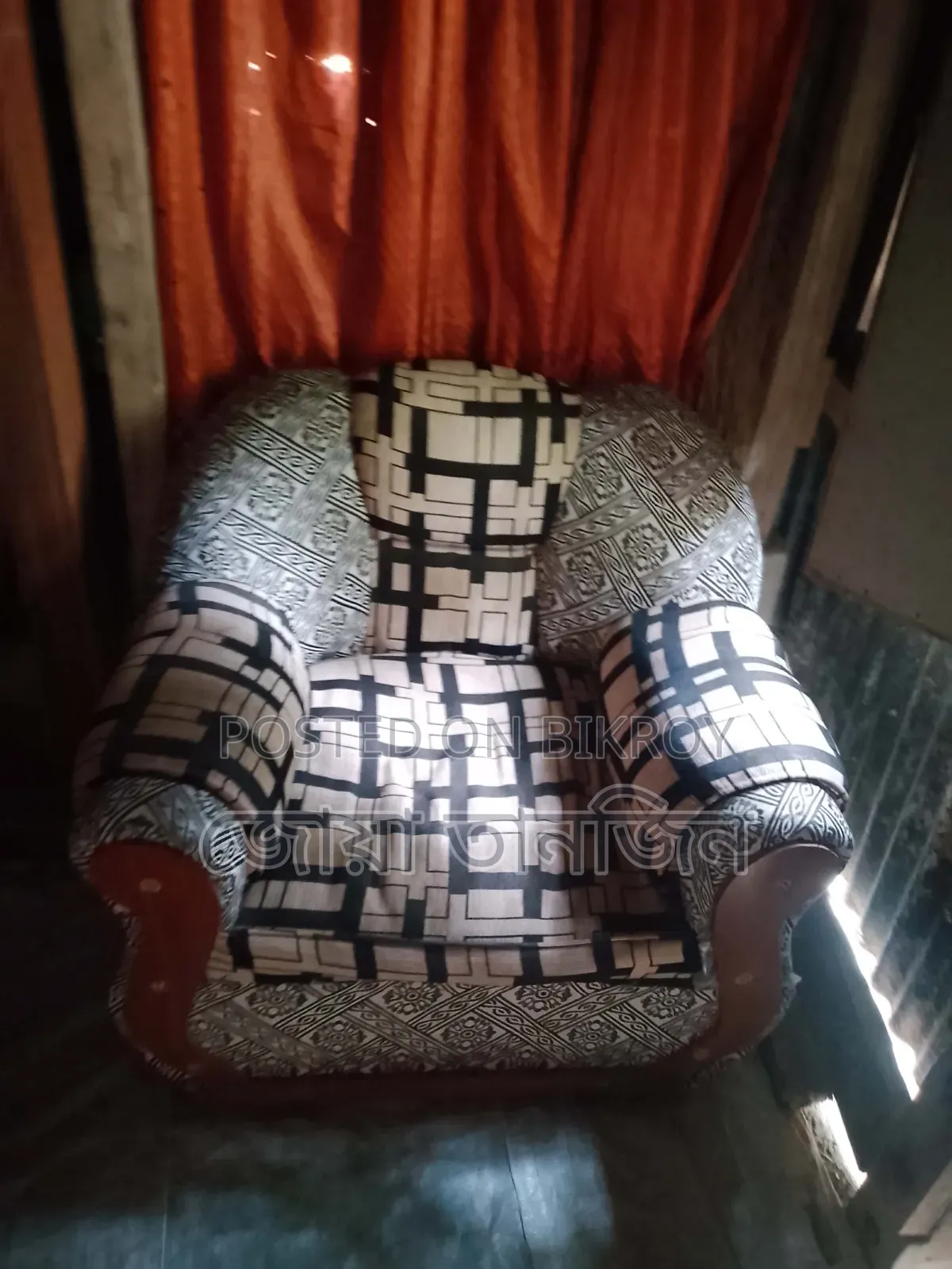 ঘরের আসবাবপত্র