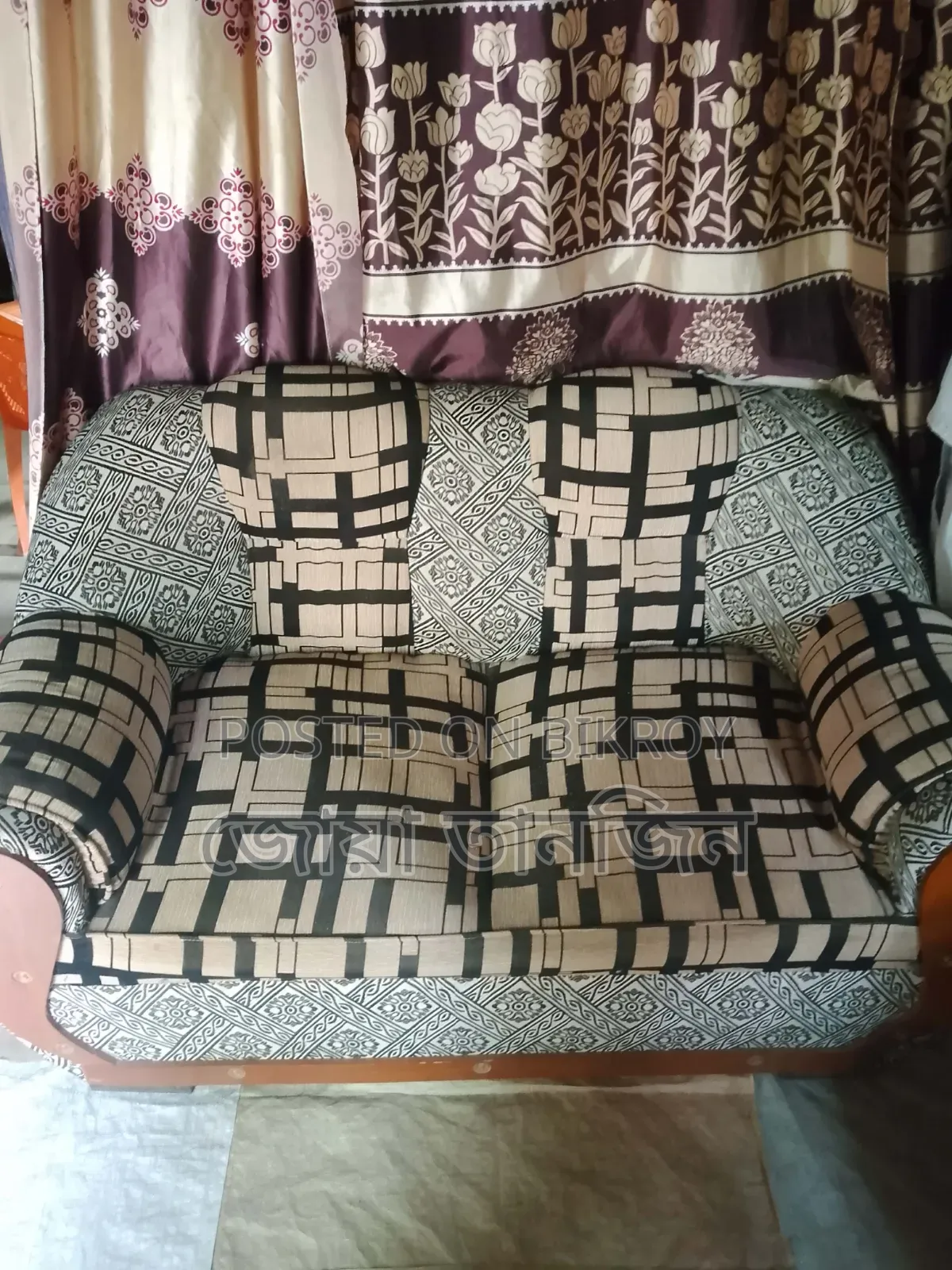 ঘরের আসবাবপত্র