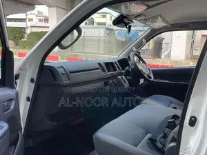 টয়োটা হাইএস ২০২১ সাদা