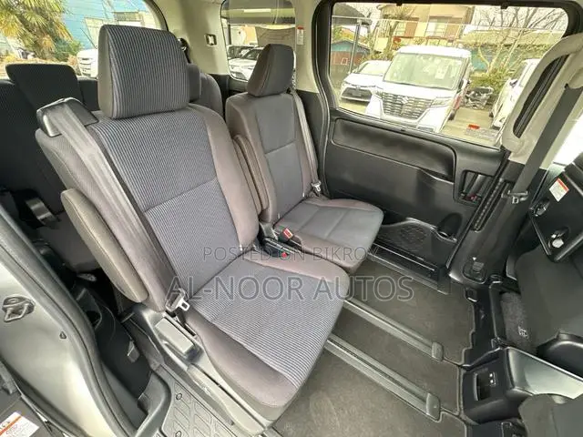 Toyota Noah 2021 Silver