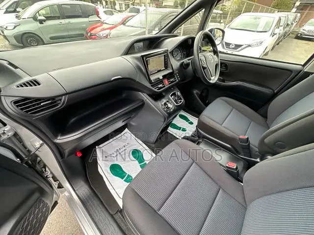 Toyota Noah 2021 Silver