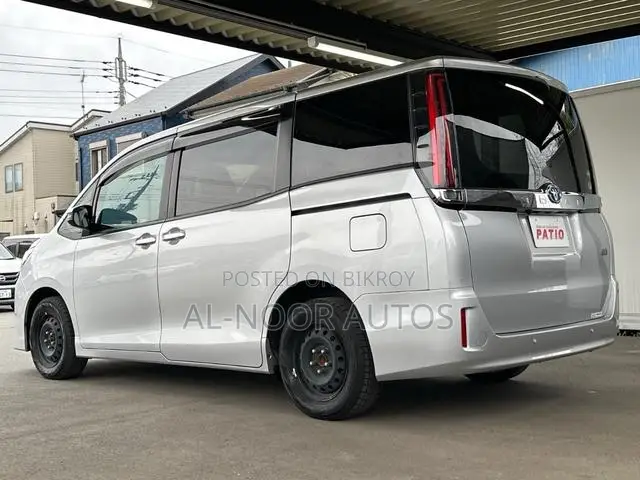 Toyota Noah 2021 Silver