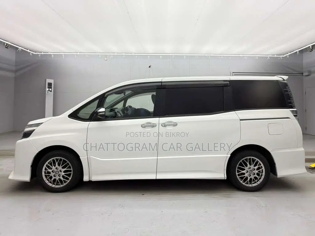Toyota Voxy 2021 Pearl