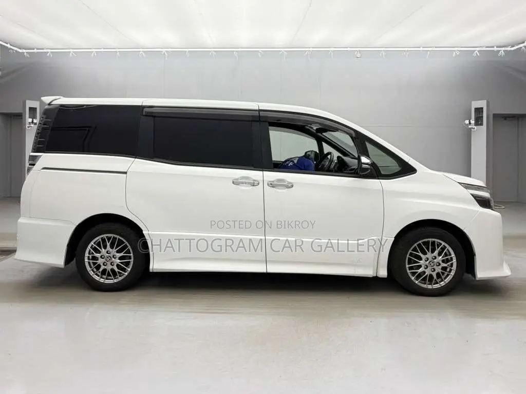 Toyota Voxy 2021 Pearl
