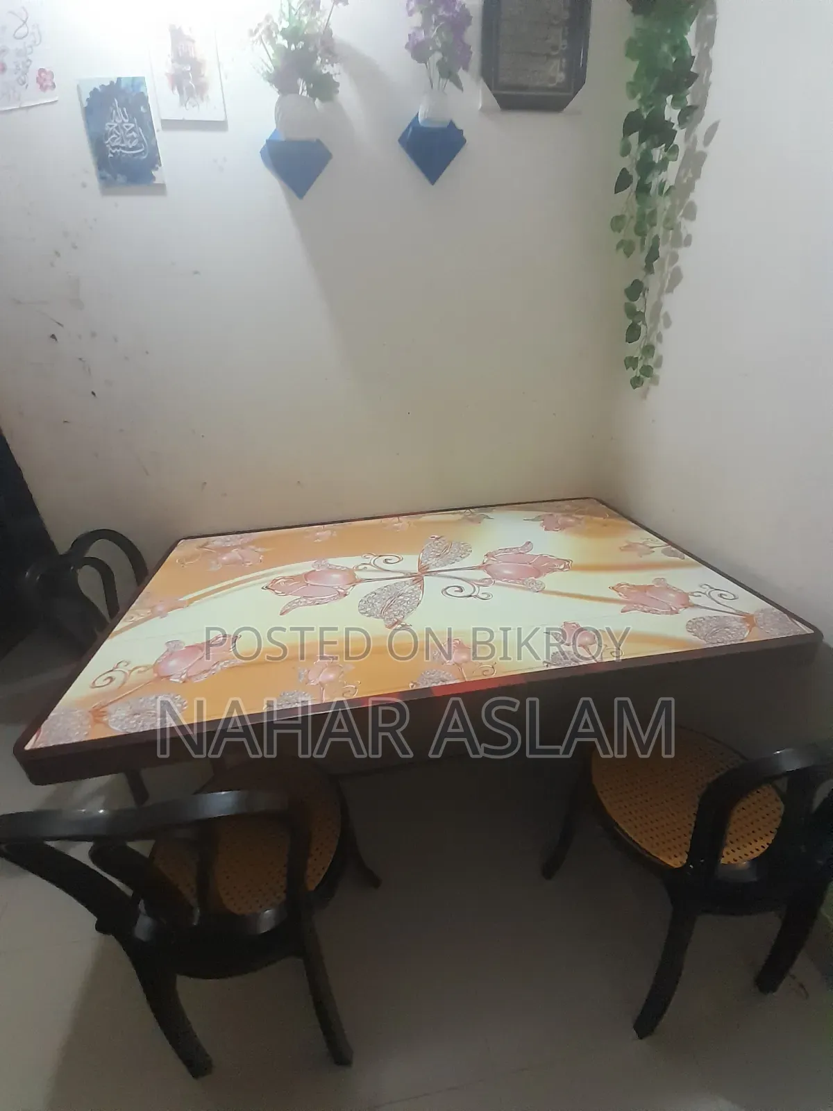 I want to sell this table including chairs, it is in new condition