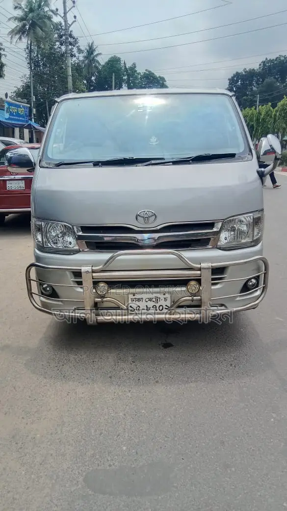 Toyota HiAce 2010 Silver