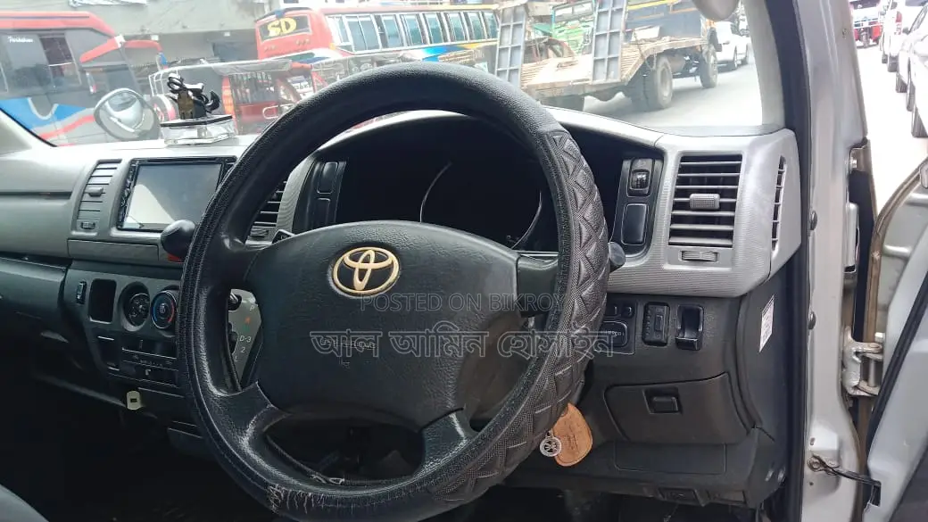 Toyota HiAce 2010 Silver