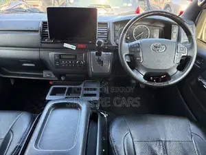 টয়োটা হাইএস ২০২১ হোয়াইট
