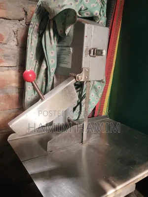 মাছ কাটার মেশিন।