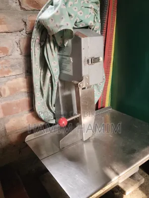 মাছ কাটার মেশিন।
