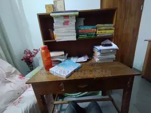 পড়ার টেবিল