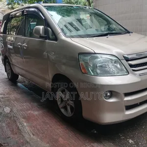 Toyota Noah 2004 Gold