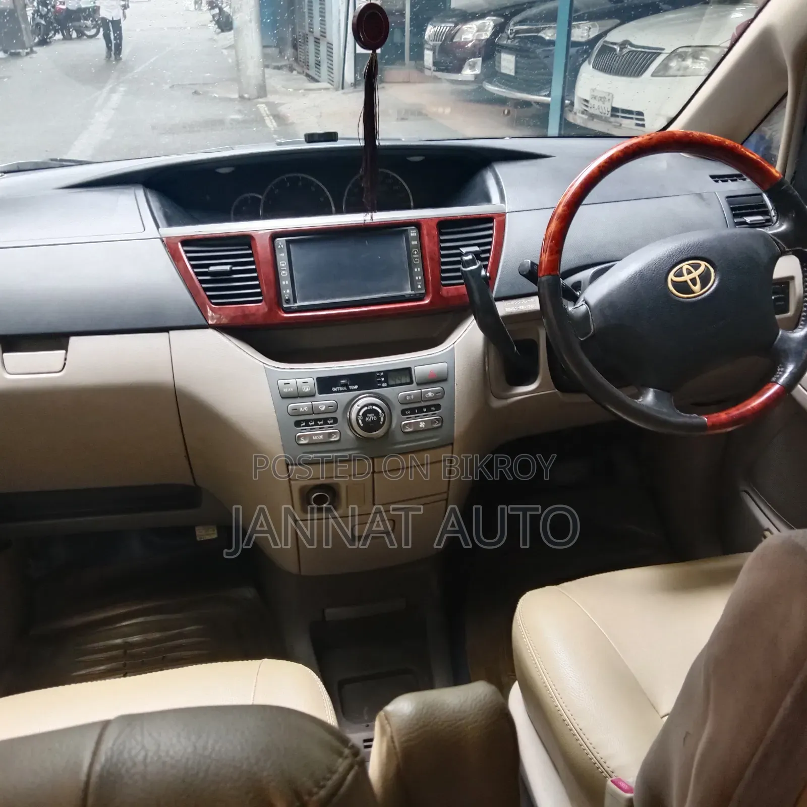 Toyota Noah 2004 Gold