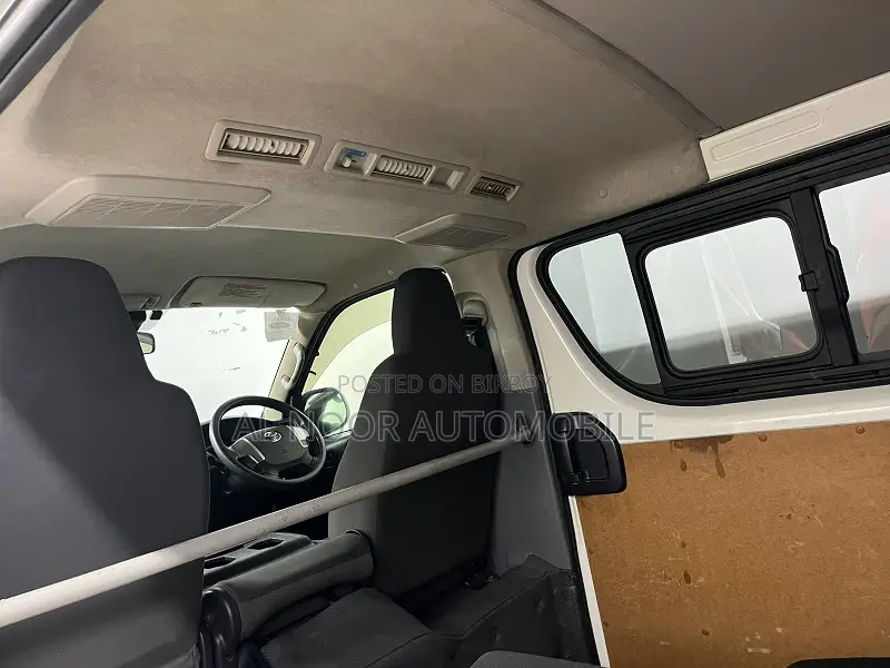 Toyota HiAce 2021 White
