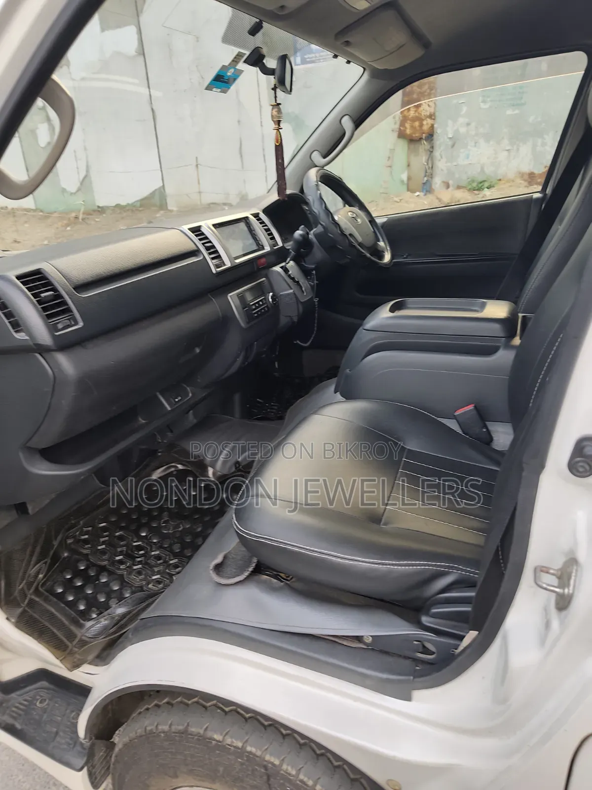 Toyota HiAce 2015 Pearl