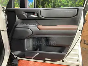 টয়োটা ল্যান্ড ক্রুজার এলসি২৫০ ২০২৪ সাদা