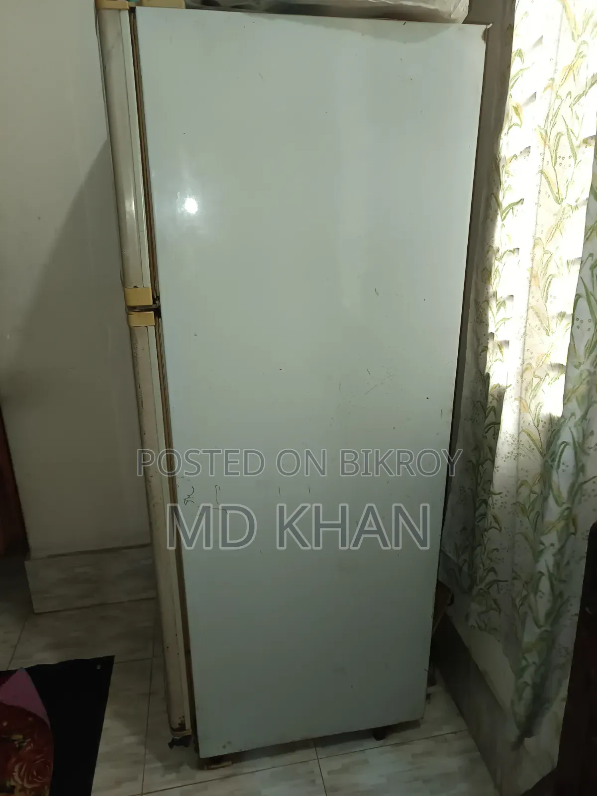 একটি সিংঙ্গার কম্পানির ফ্রিজ বিক্রি হবে