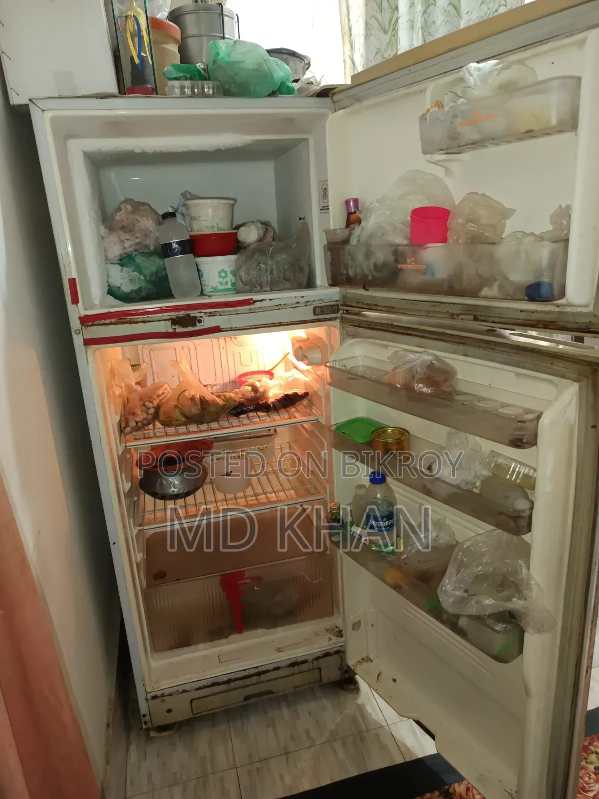 একটি সিংঙ্গার কম্পানির ফ্রিজ বিক্রি হবে