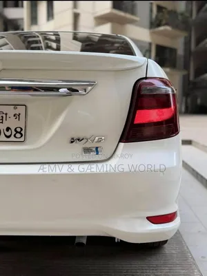 টয়োটা করোলা ২০১৭ সাদা