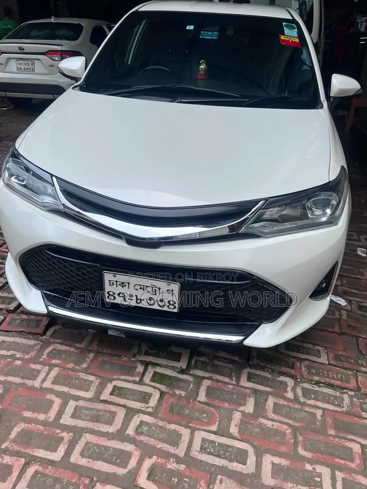 টয়োটা করোলা ২০১৭ সাদা
