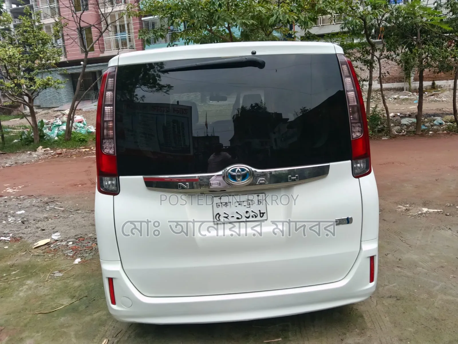 টয়োটা এস্কয়ার ১.৮ ফ্রন্ট-হুইল ড্রাইভ হাইব্রিড (৭ সিটার) ২০১৪ সাদা