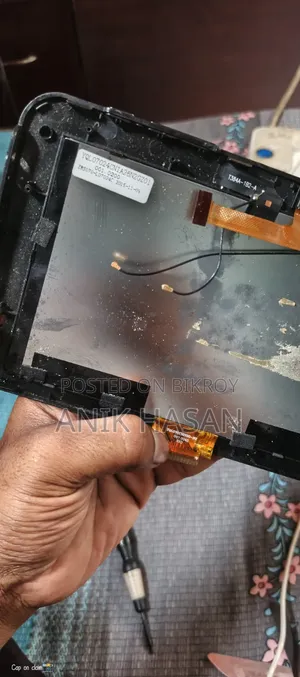 ৭-ইঞ্চি এলসিডি প্যানেল।