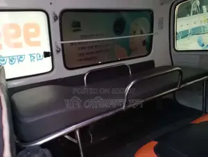 টয়োটা হাইএচ ২০০৪ সাদা