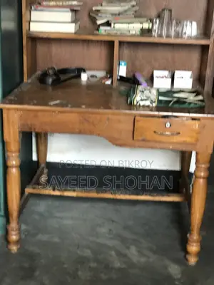 পড়ার টেবিল