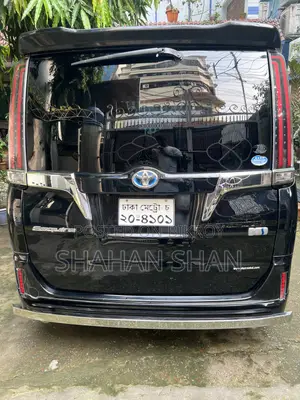 টয়োটা এস্কয়ার ২.০ এফডব্লিউডি (৭ সিটার) ২০১৭ ব্ল্যাক