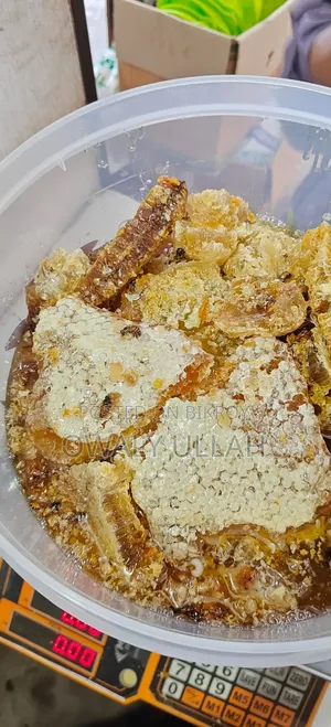 প্রাকৃতিক চাকের মধু