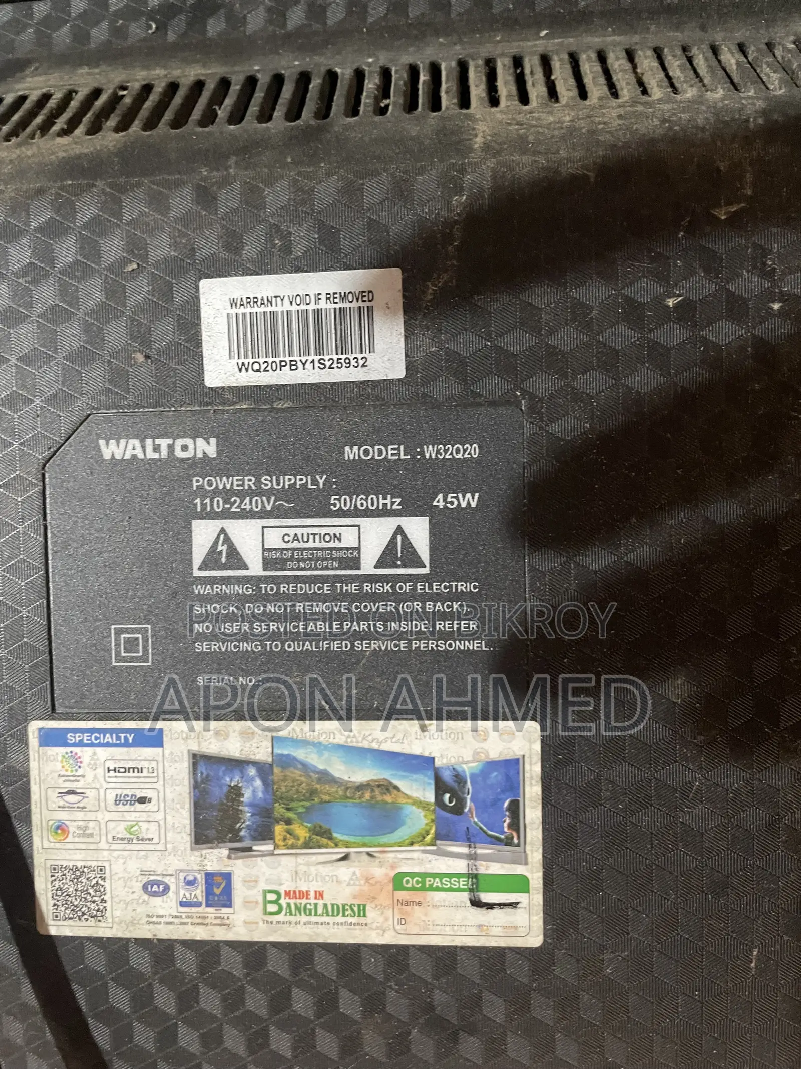 Walton Smart TV Display has a slight problem, lines appear occasionally