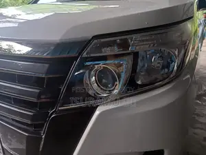 Toyota Noah 1.8 Four Wheel Drive Hybrid (7 seater) 2016 Pearl