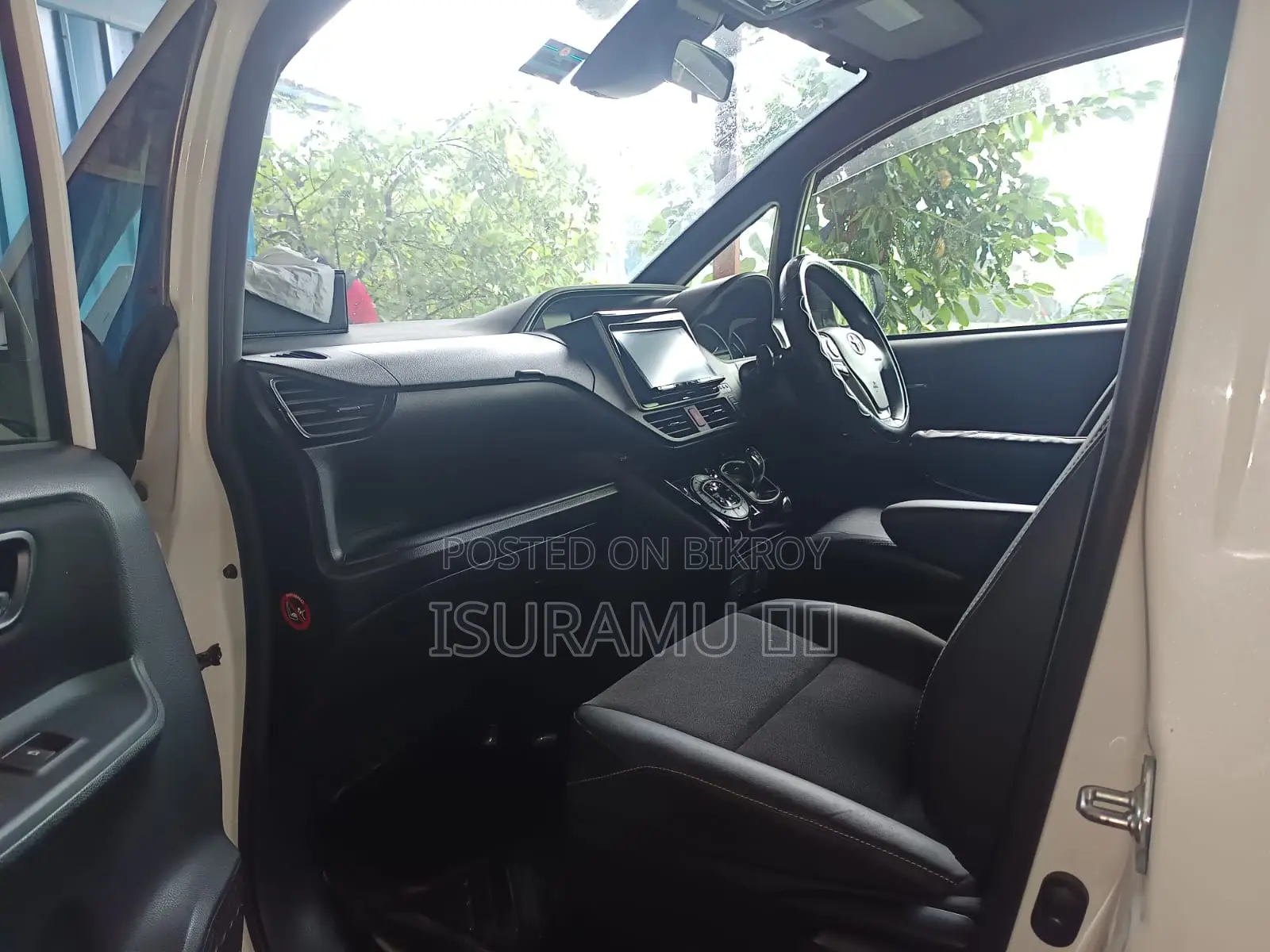 Toyota Noah 1.8 Four Wheel Drive Hybrid (7 seater) 2016 Pearl