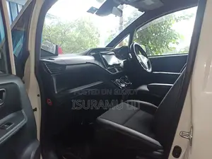 Toyota Noah 1.8 Four Wheel Drive Hybrid (7 seater) 2016 Pearl