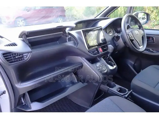 Toyota Noah 2021 Silver