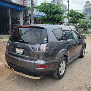 মিতসুবিশি আউটল্যান্ডার ২০১১ ধূসর