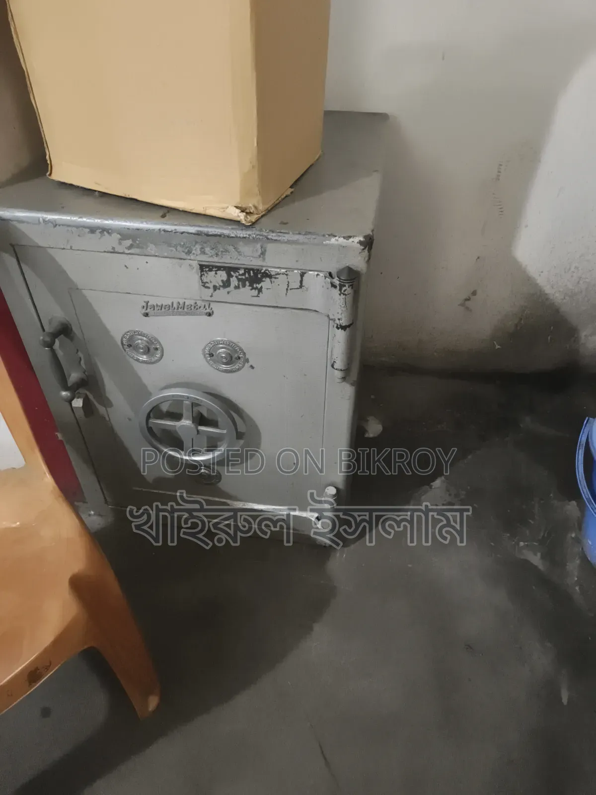 মজবুত ও ভারী মানের পুরাতন আয়রন সেফ (লকার) বিক্রি হবে।
