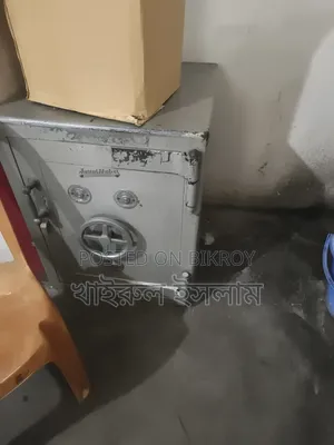 মজবুত ও ভারী মানের পুরাতন আয়রন সেফ (লকার) বিক্রি হবে।
