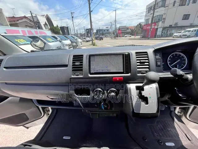 Toyota HiAce 2021 White