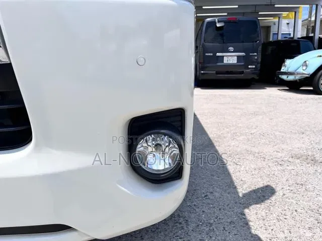 Toyota HiAce 2021 White