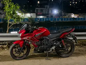 Yamaha ২০১৫ লাল