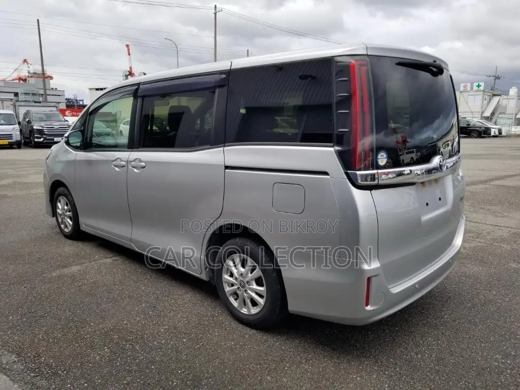 Toyota Noah 2021 Silver