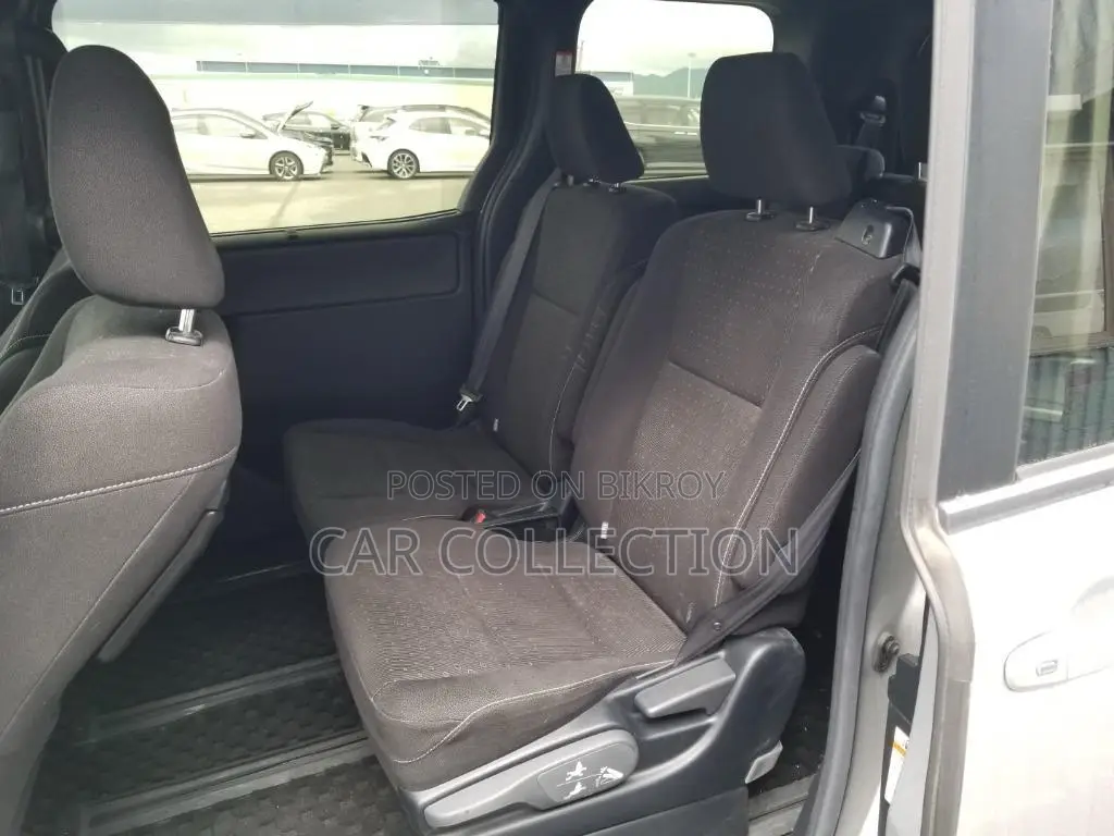 Toyota Noah 2021 Silver