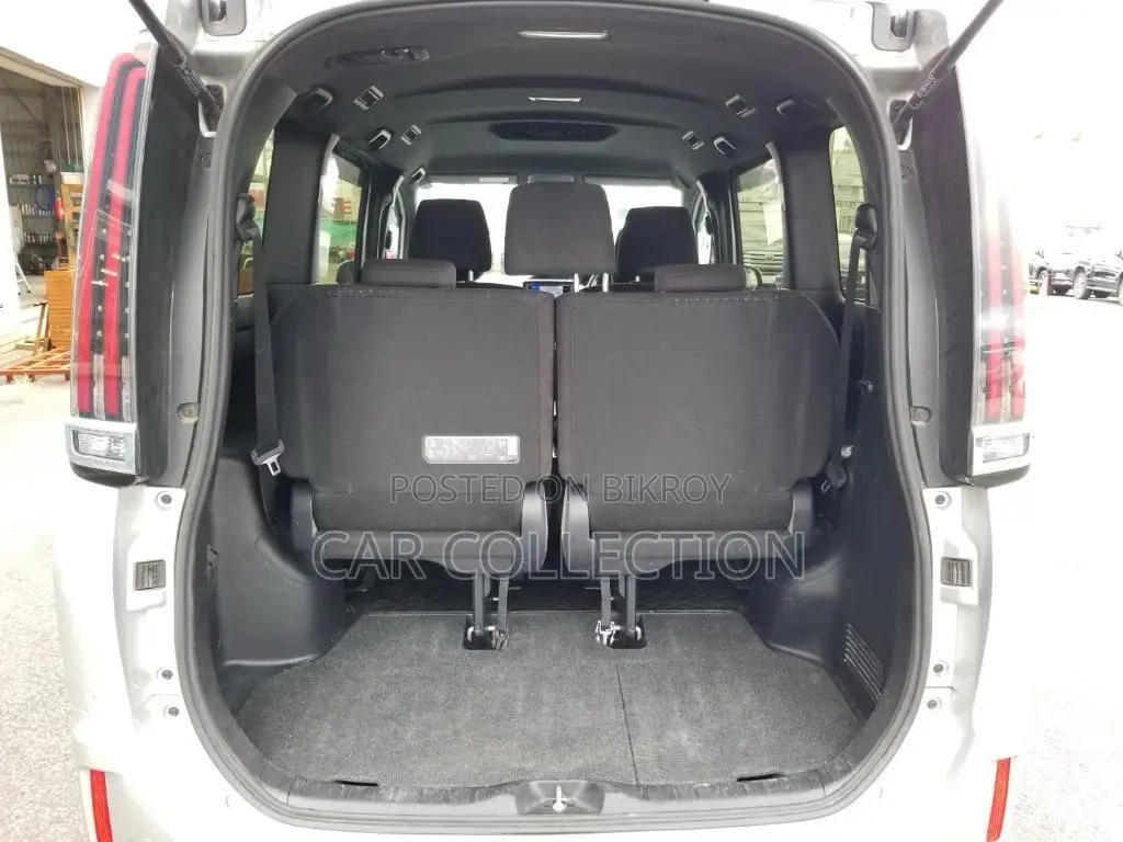 Toyota Noah 2021 Silver