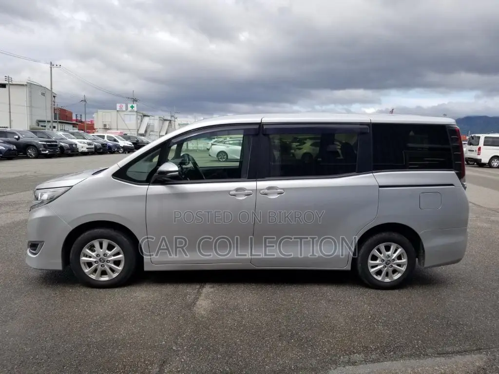 Toyota Noah 2021 Silver