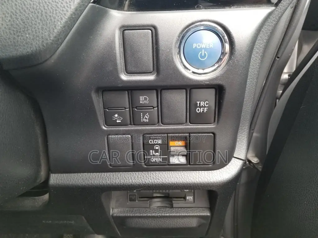 Toyota Noah 2021 Silver