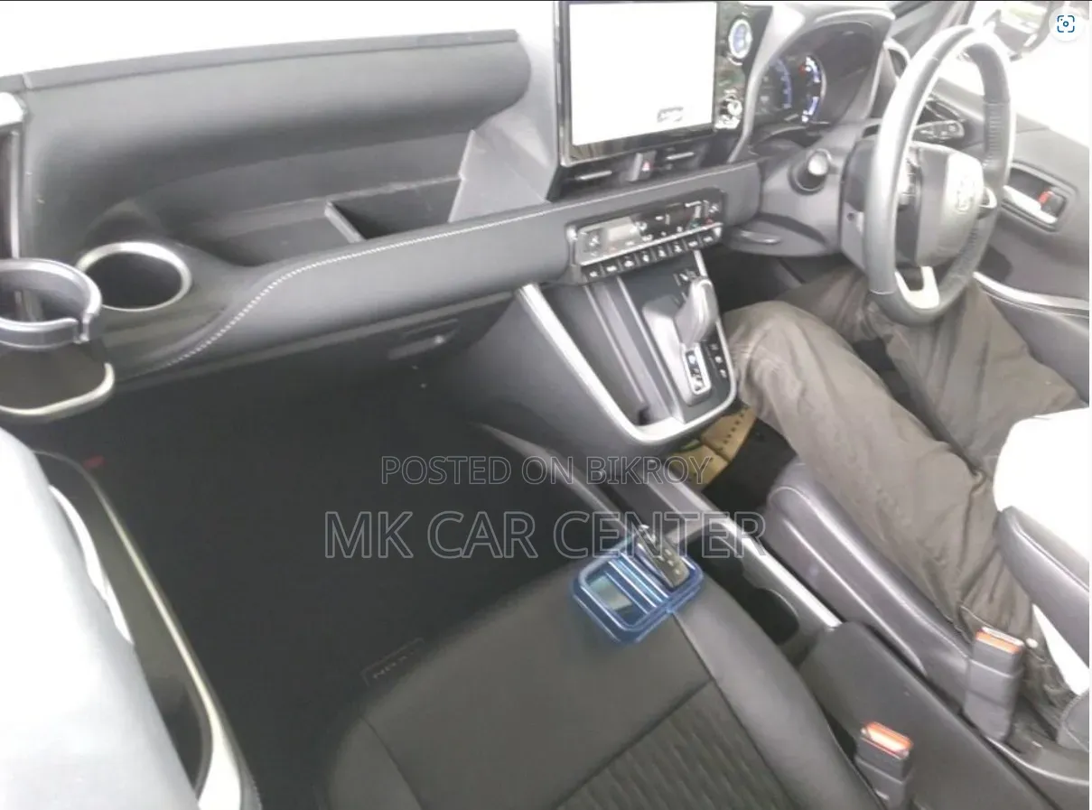 New Toyota Noah 2022 Pearl