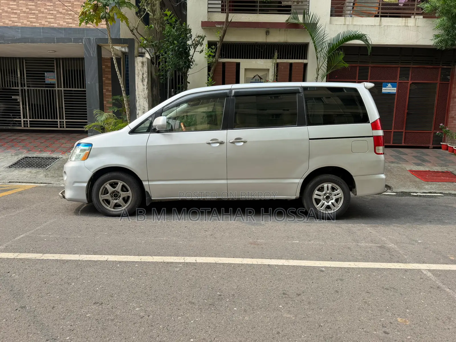 Toyota Noah 2.0 AWD (8 Seater) 2004 Silver