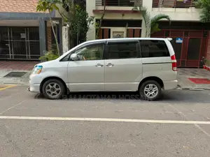 Toyota Noah 2.0 AWD (8 Seater) 2004 Silver
